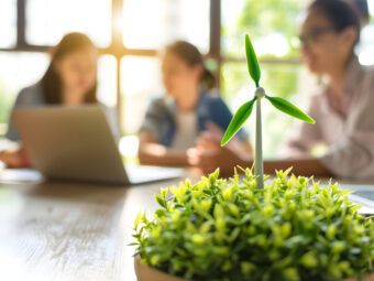 umweltfreundlicher-geschaftsgipfel-umweltfreundliche-unternehmen-treffen-sich-mit-geschaftsleuten-um-die-natur-zu-retten